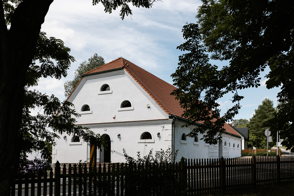 ślub plenerowy w skansenie w Kłóbce